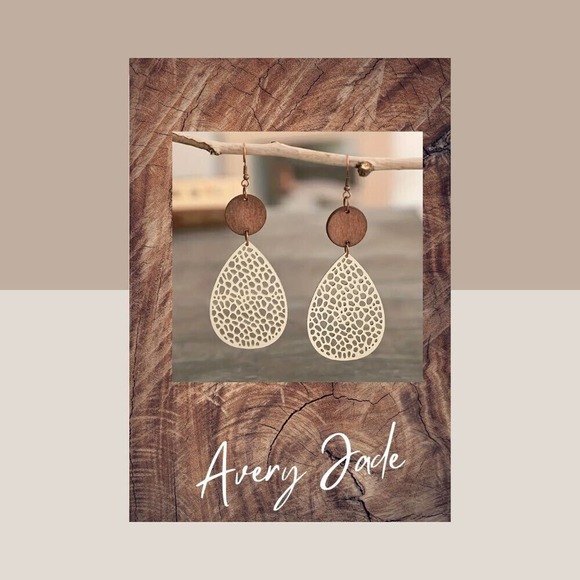 Super Light Vintage Hollow Out Leaf Shape Earrings - Picture 2 of 2